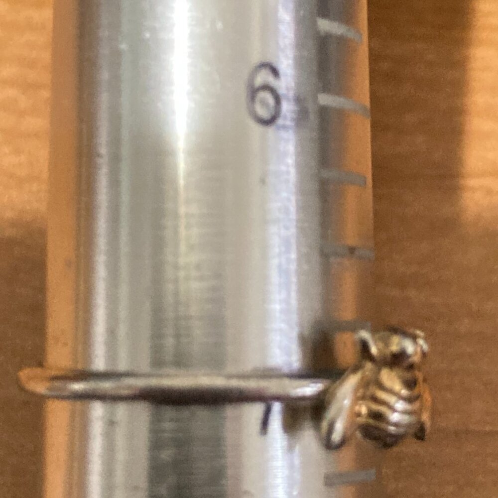 Darling little gold/brass bumble bee on sterling silver band ring - Picture 3 of 4